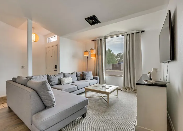 Seasonally Heated Pool: Family Home!