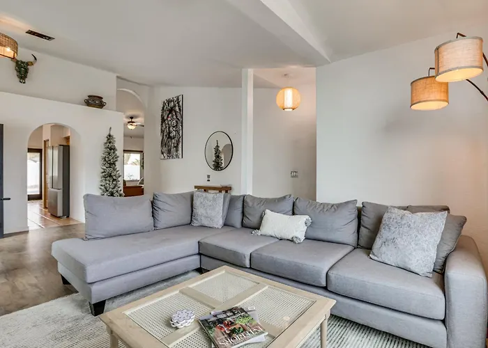 Seasonally Heated Pool: Family Home!