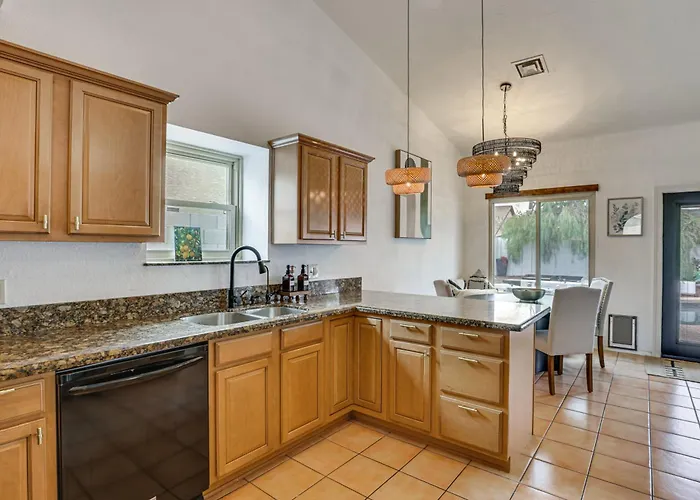 Seasonally Heated Pool: Family Home!
